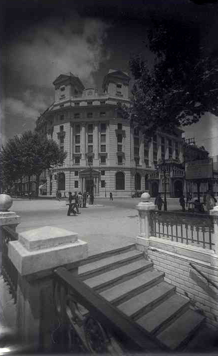 Aspecto del acceso a la estación Aragón, situado en el andén peatonal correspondiente a los números impares del Paseo de Gracia. Al fondo, a la derecha, el edificio del apeadero de MZA. Fuente: Fondo Casas i Galobardes.